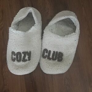 Cozy club slippers 🥰 loved